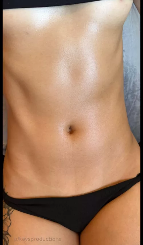 My navel loves to be the center of attention 🤭