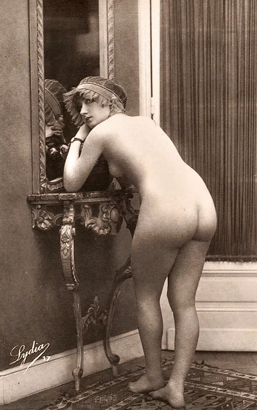 Sir, Lady B___ do comment that she greatly dislikes the small hallway table with but two legs. 