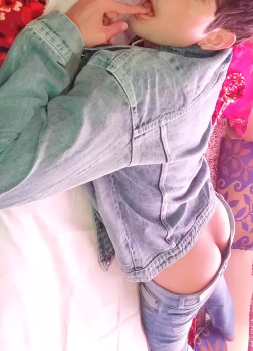 Slap on my Asian boy boy pussy and play with me hard.