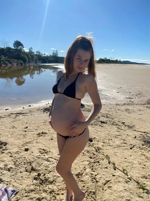 Small girl, big belly 🤰(27 weeks pregnant)