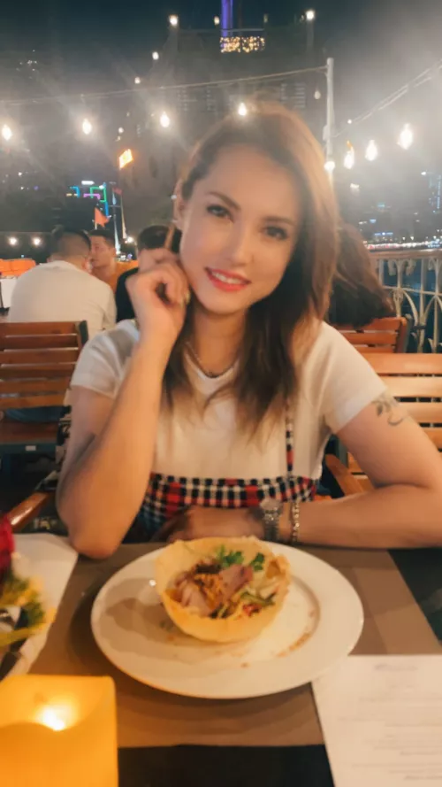 Such a beautiful woman 😍