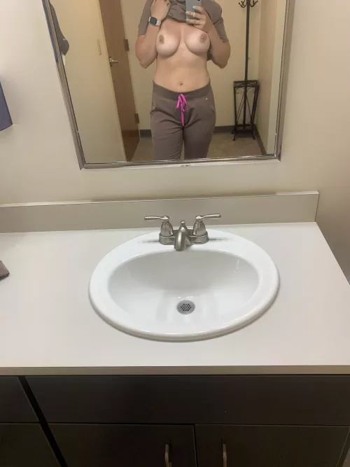 Tan line szn!! What do y’all think of my new scrubs?😘