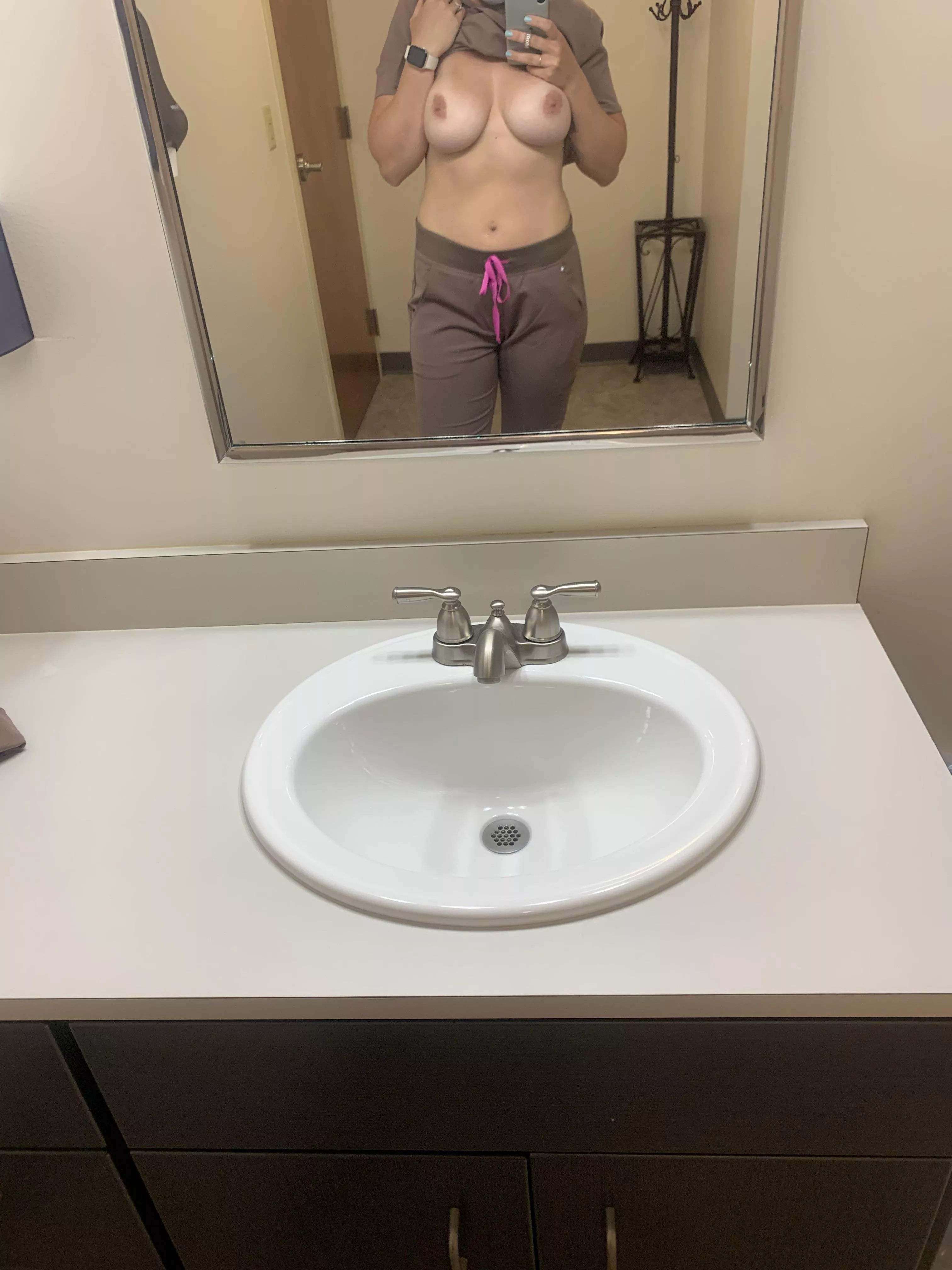 Tan line szn!! What do y’all think of my new scrubs?😘