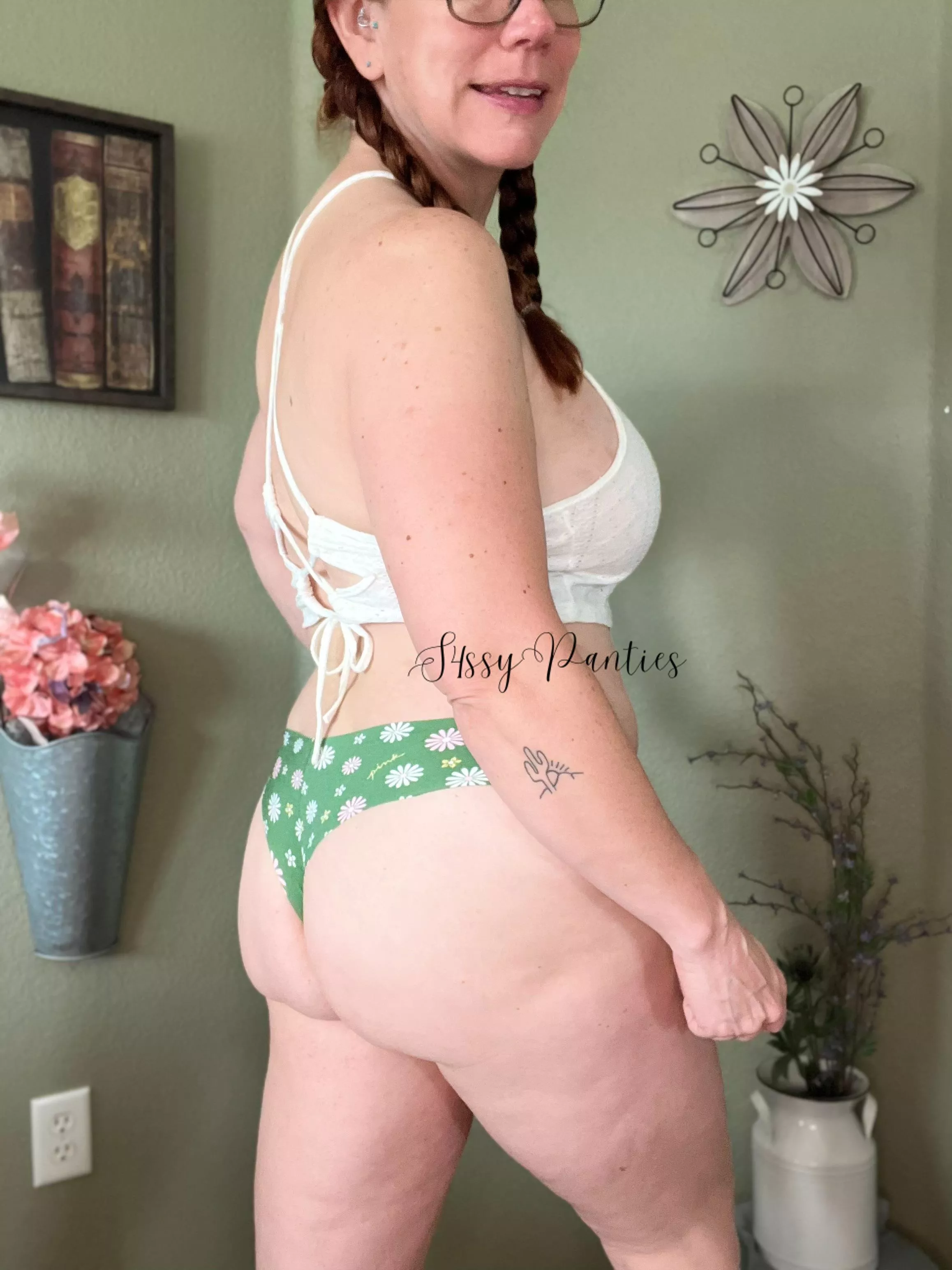 Want a little sniff and taste of this sassy redheaded milf? You know you do. Fet, kink and newbie friendly. See pinned posts and dm to get yours. [usa][selling] starting at $30