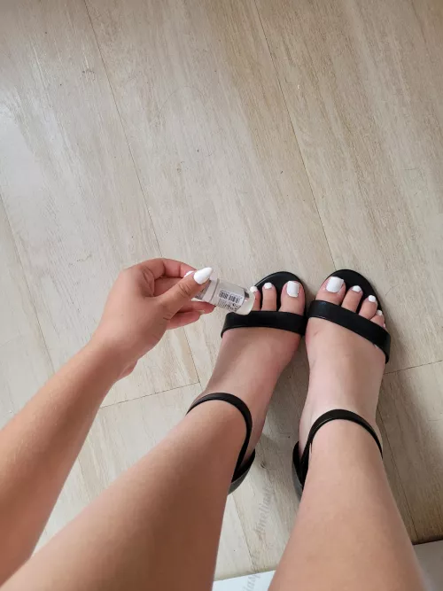 Who doesn't love white nails? 😍