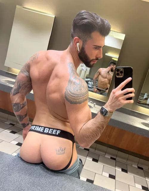 Cheeks out at the gym 😈