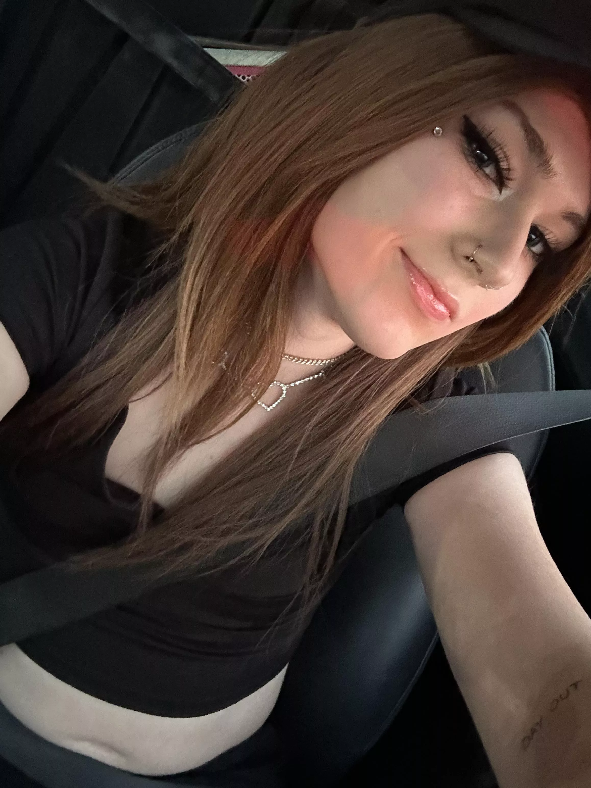 going out tonight! am i lookin cute enough to get sum drinks?? 🍸