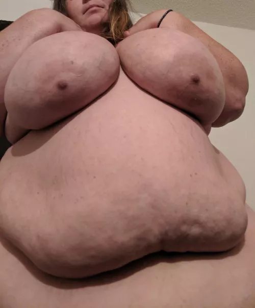 I can't stand wearing clothes in the summer. 🥵