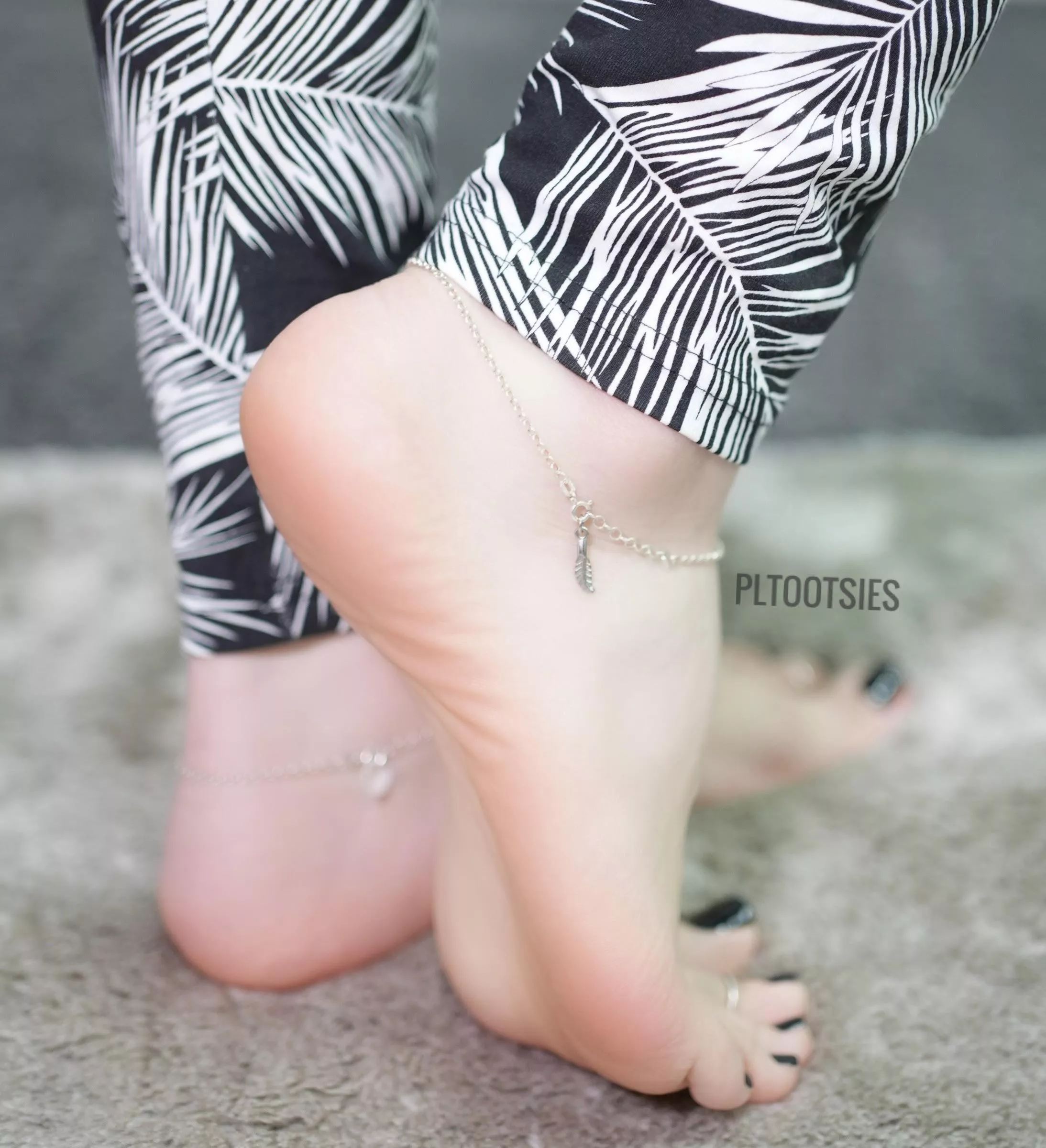 I see you fetishizing my feet, aren’t you!? ✨👑♠️