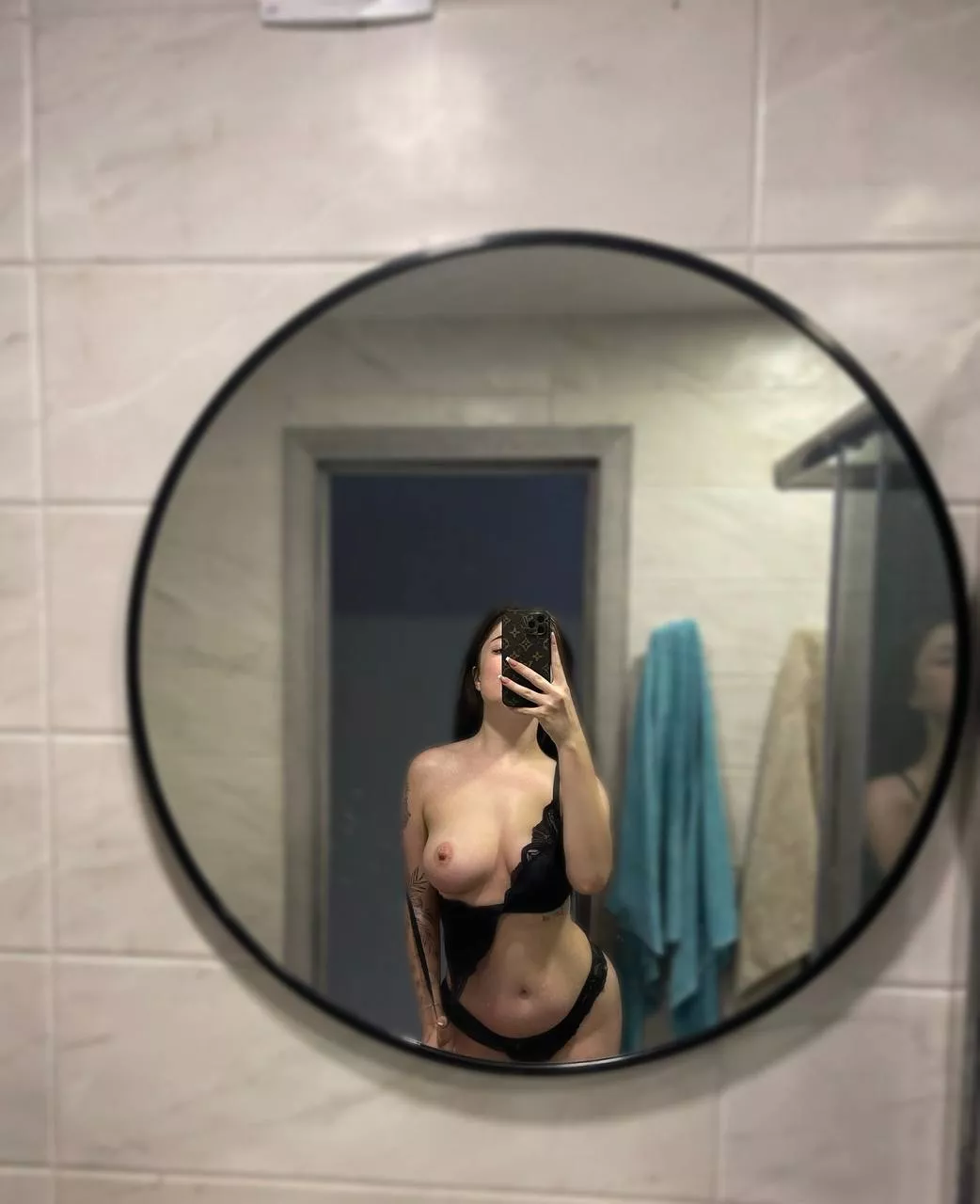 I'm standing in the mirror with a fancy iPhone