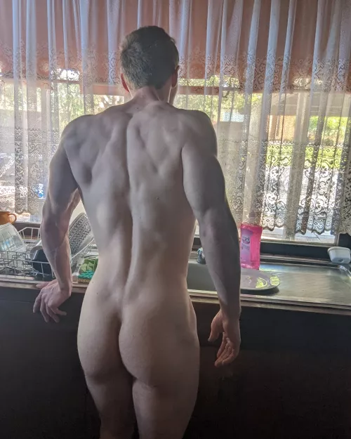 I'm your housebro. You roll outta bed in the morning to grab a glass of water, wyd? [26]