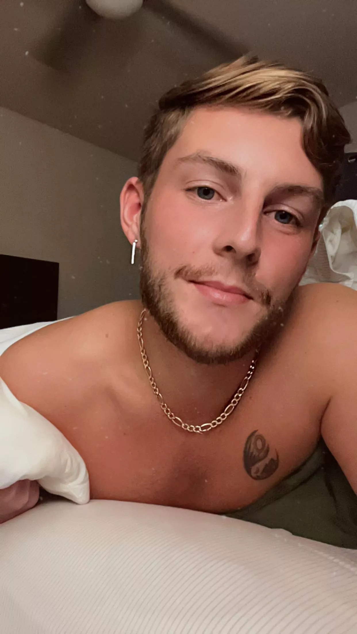 Is anyone up for morning cuddles? (massage is a bonus)