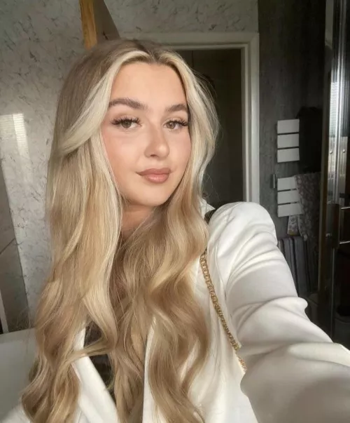 Perfect blonde chav🤤