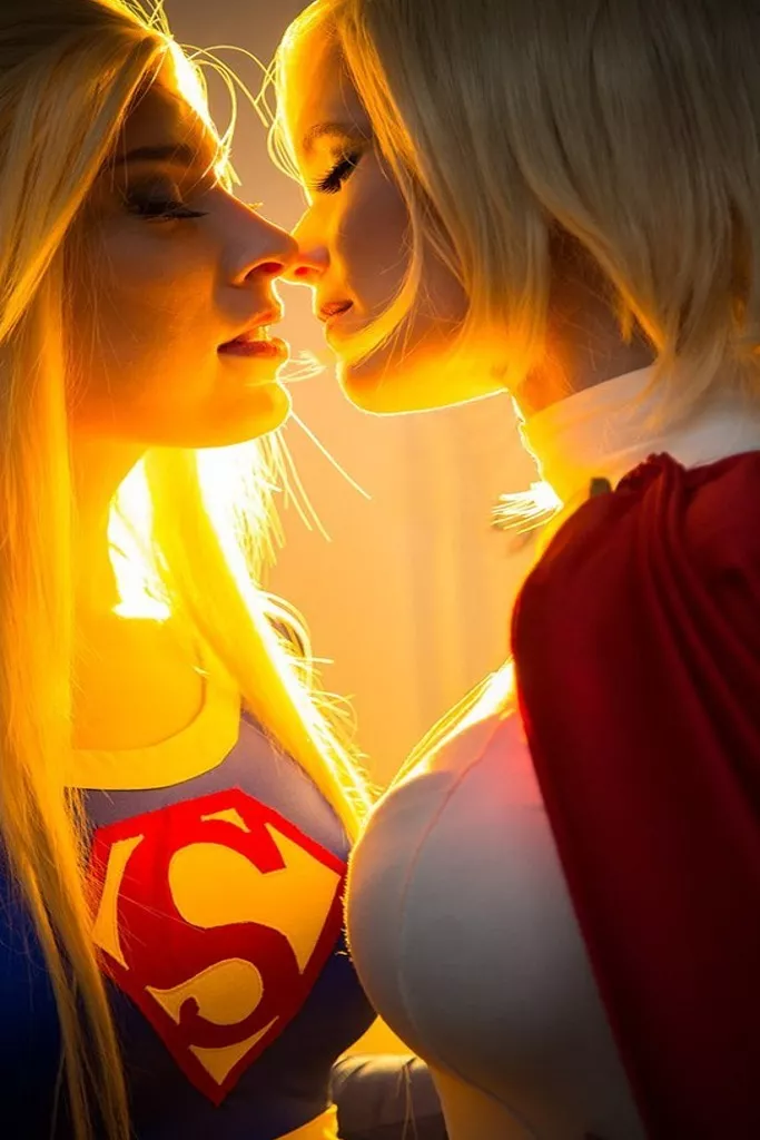 Powergirl vs. Supergirl