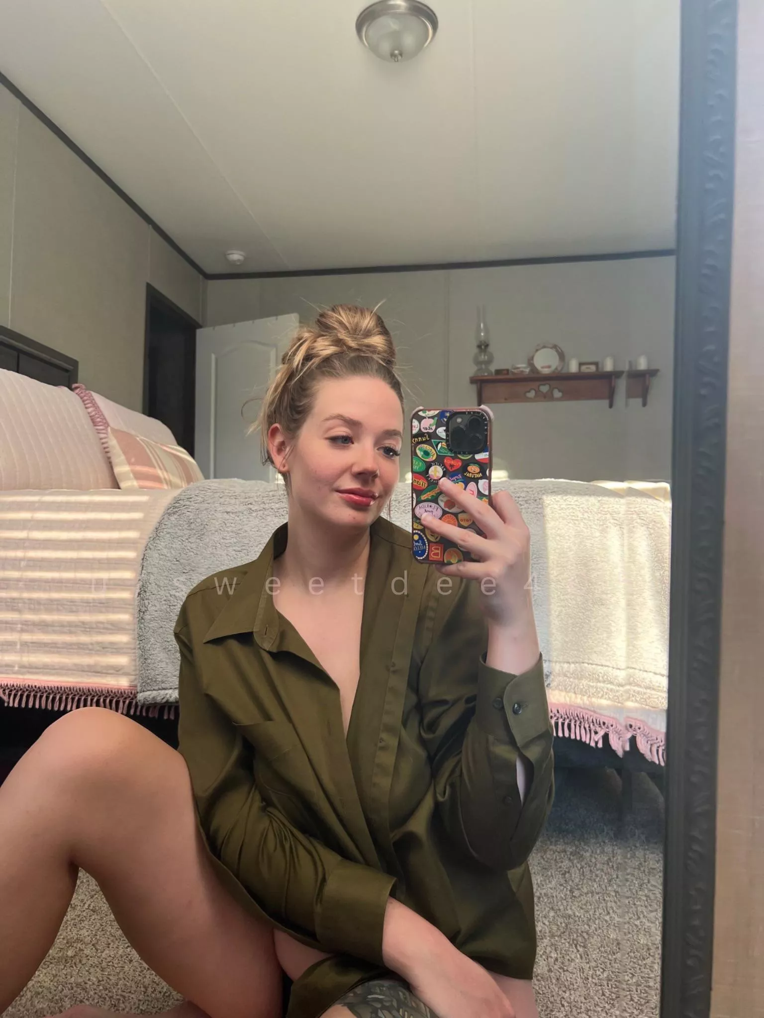 Quick mirror selfie before I hop in the shower 😇