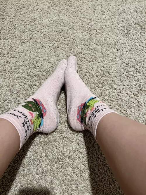 Squeeze in between my feet 🩷