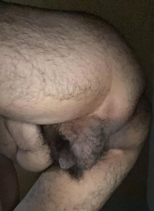 [18] who wants to explore my body with me ?