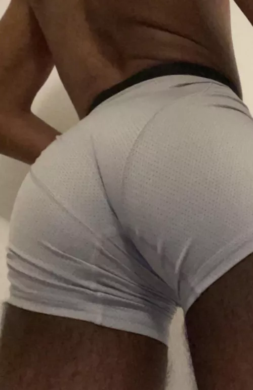 Daddy come explore the jungle under here 🌳