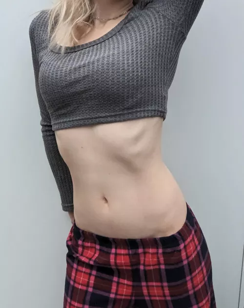 Love tops and pants that show a show a lot of midriff 🔥 [IMG]