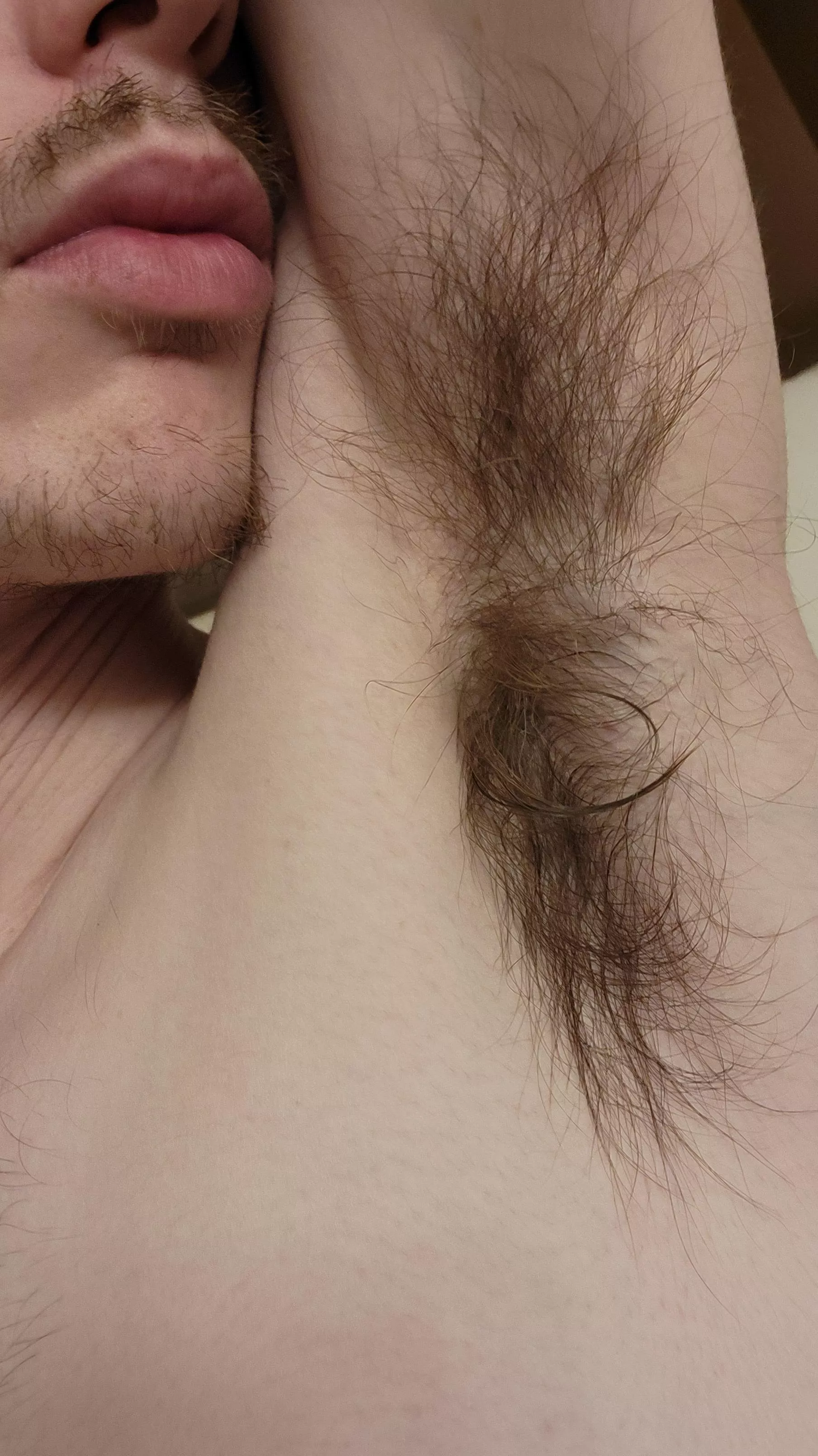 My sweaty armpits smell so good 🥵