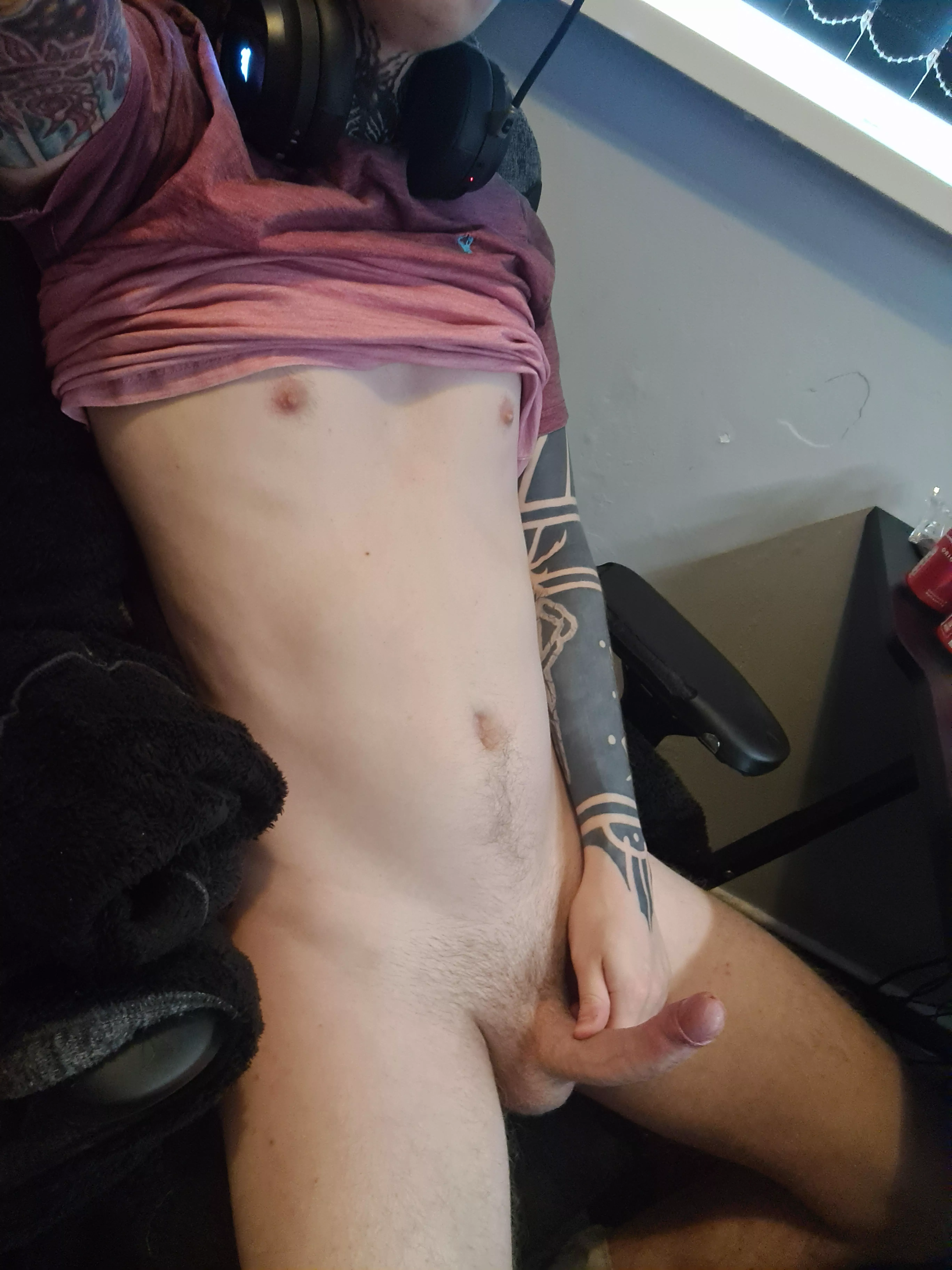 Need someone to come suck me off 😈