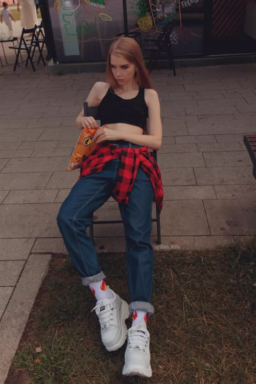 completed the outfit with a bag of chips