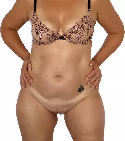 Do you like my bra? I have the matching panties somewhere....