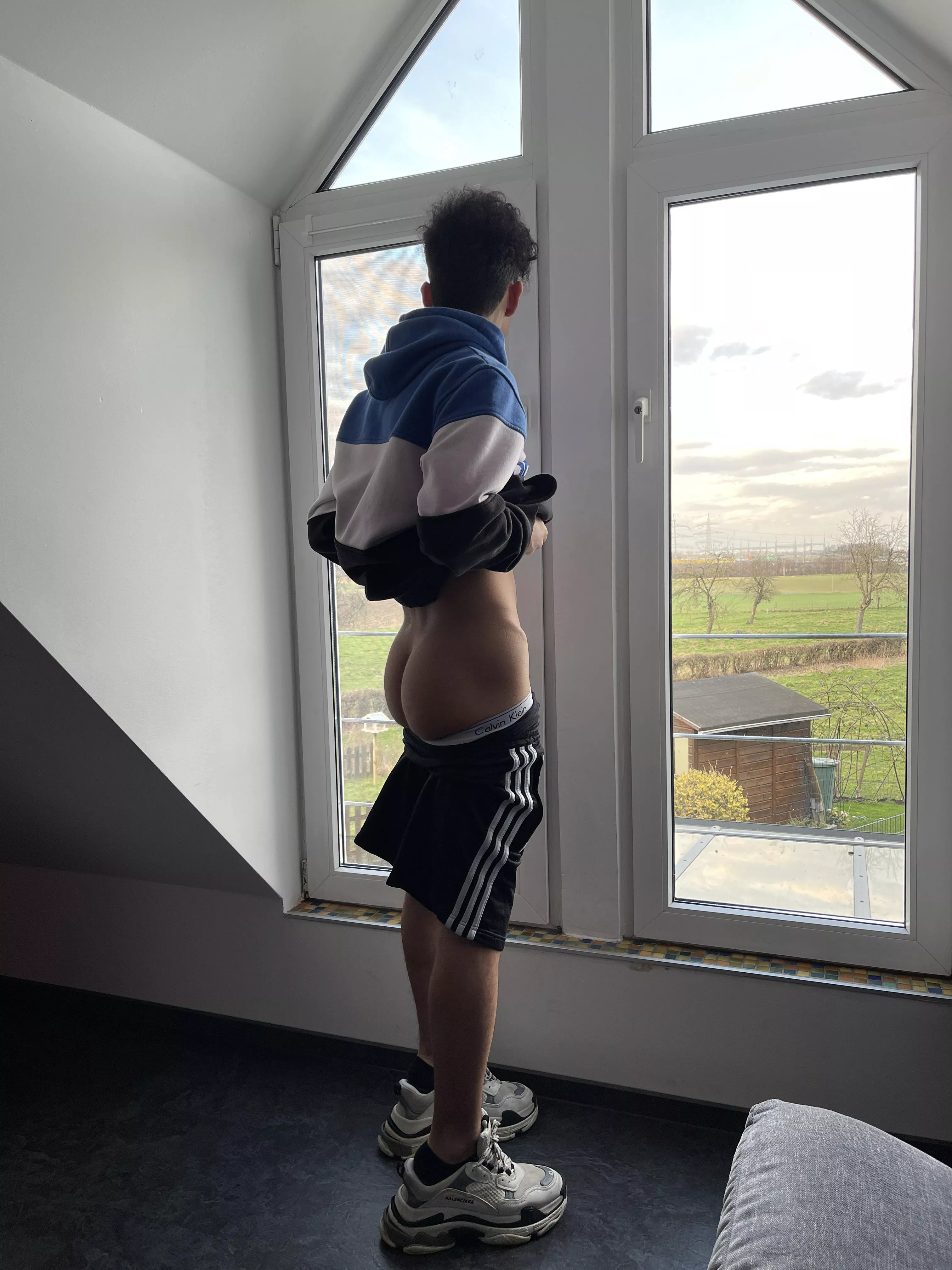 get him 👀💙🤍