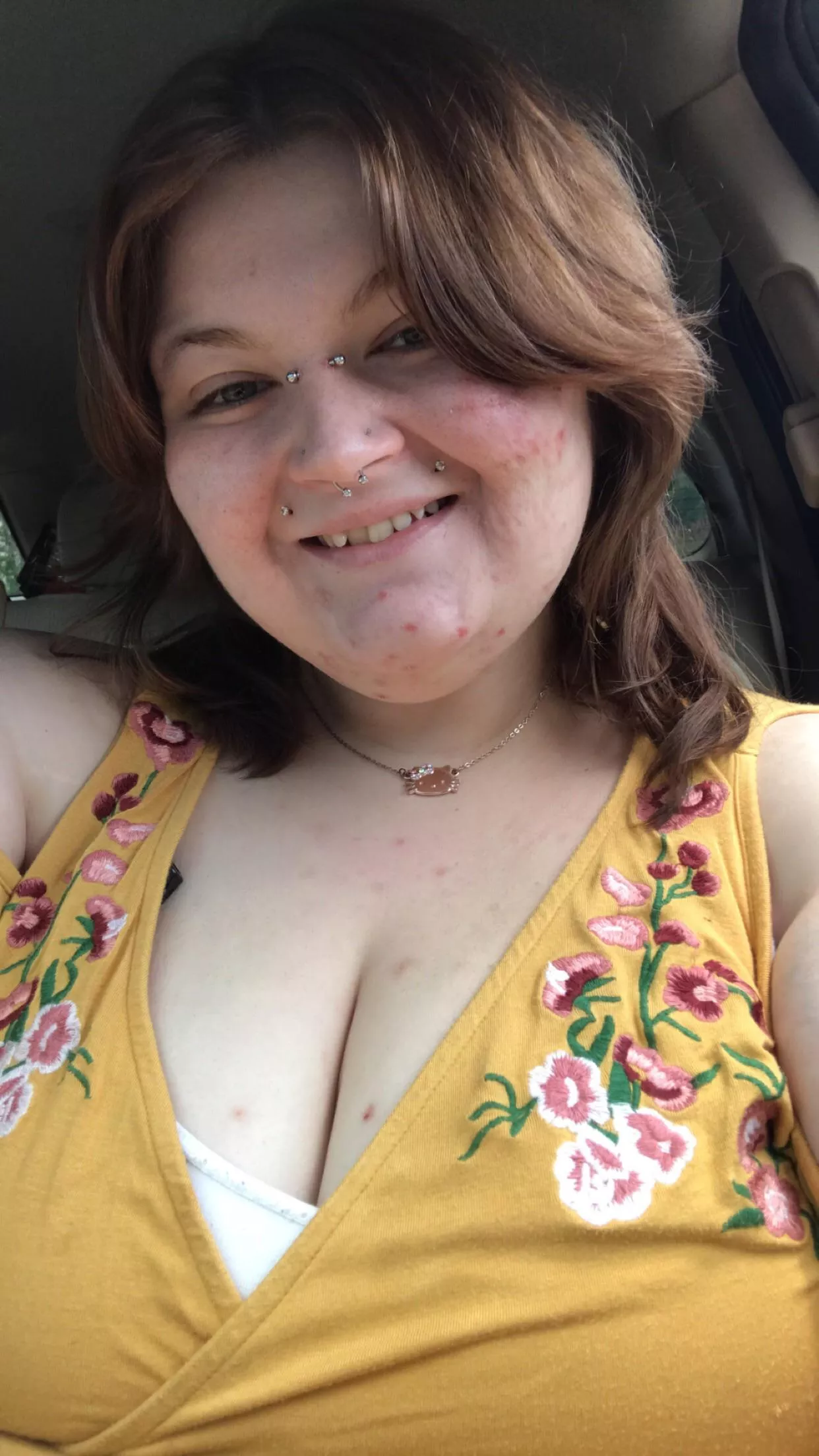 Hey everyone! ( ignore my bra showing lmao I ended up fixing the dress after this so 😂 )