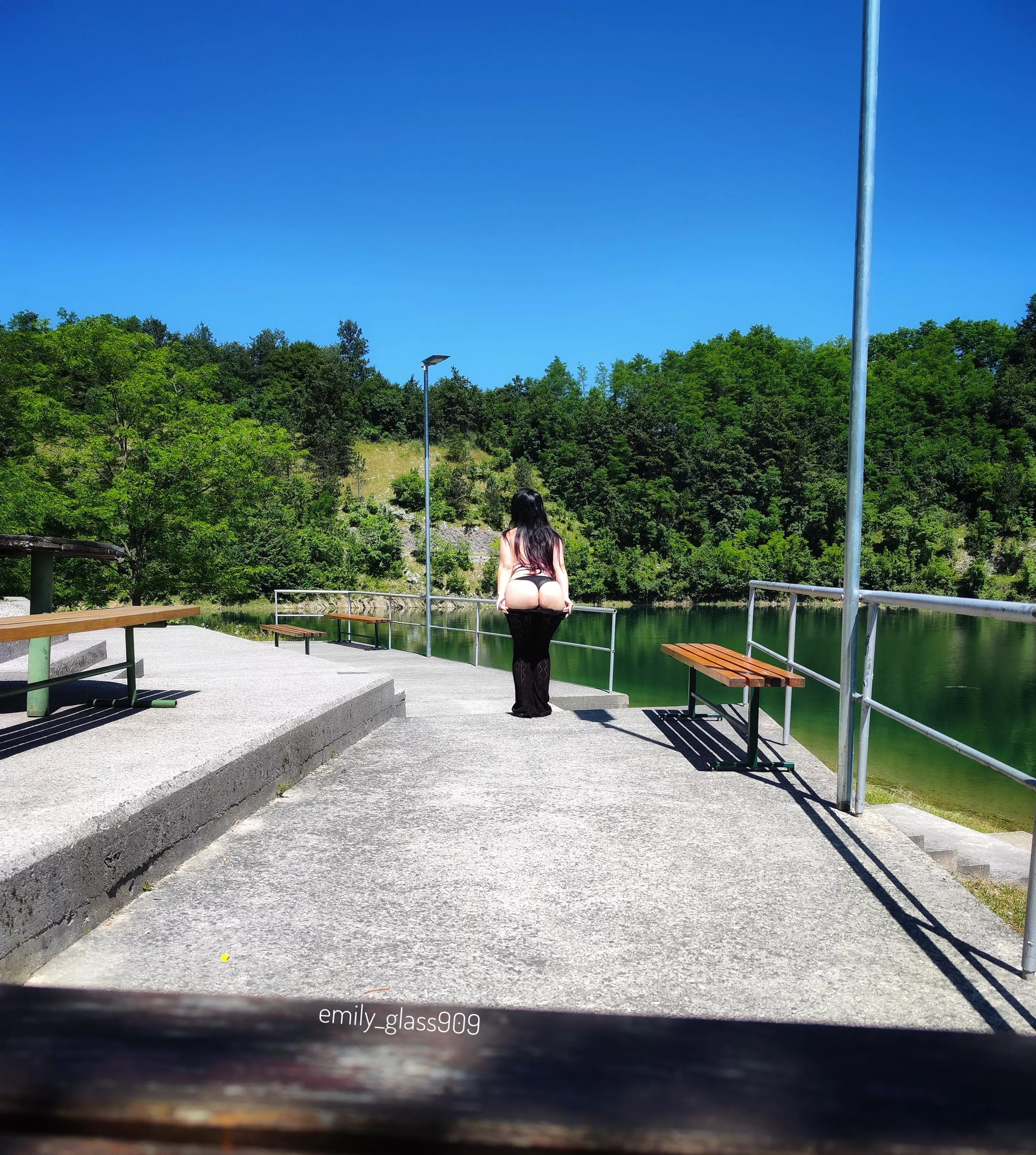 It's easy to get someone's attention outside 😈