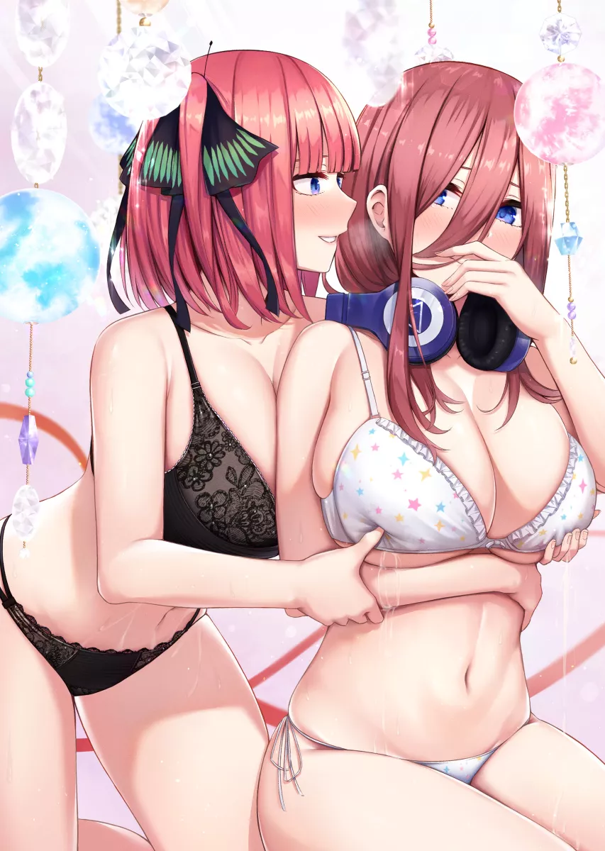 Nino And Miku (The Quintessential Quintuplets)