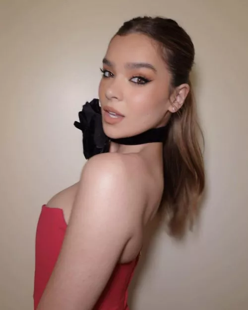 So hard for Hailee Steinfeld