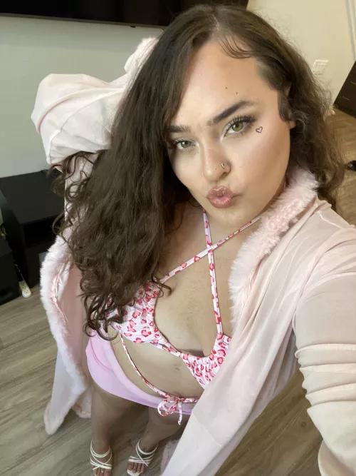 stare into my green eyes while I suck your soul up 🤭