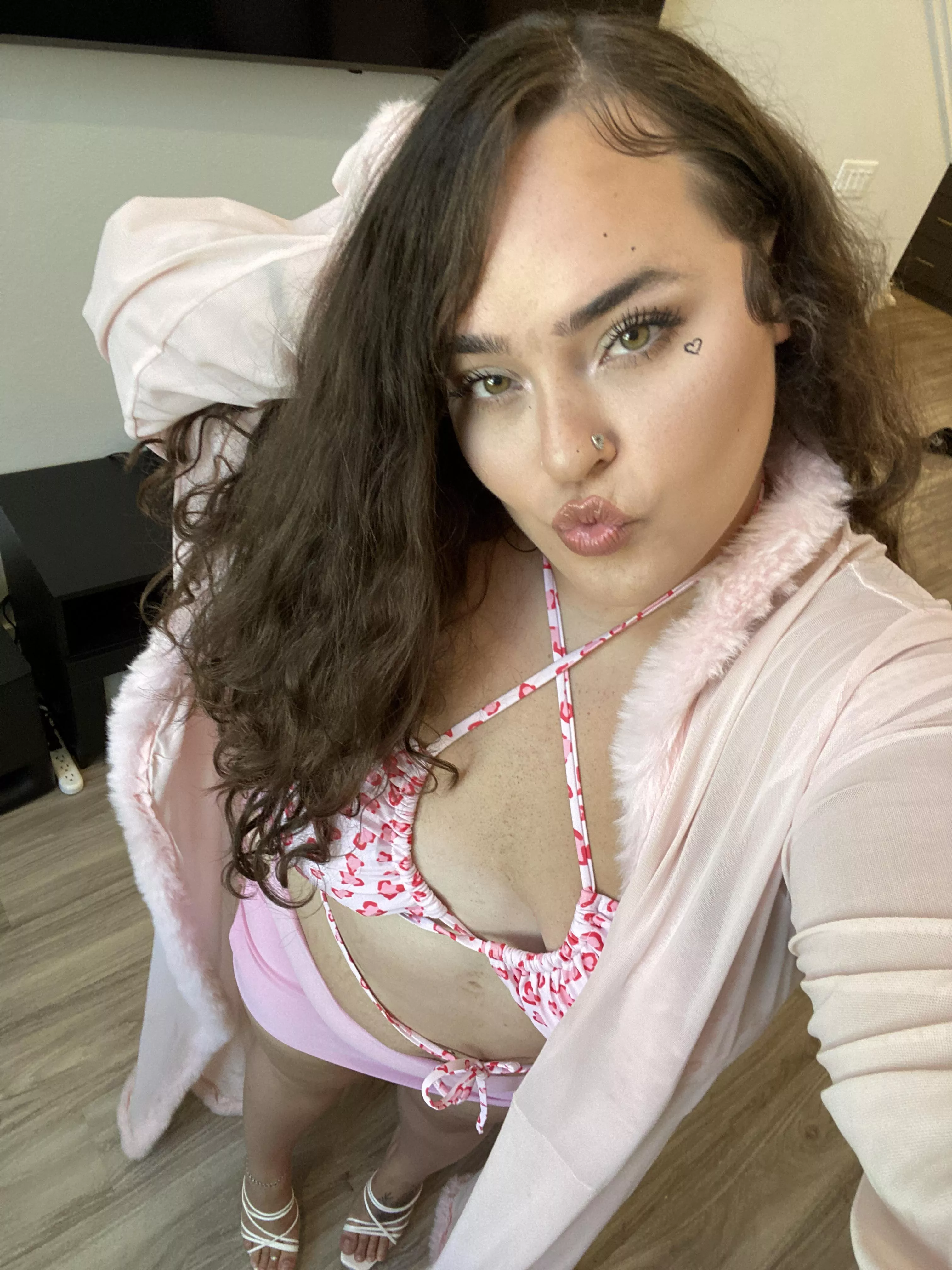 stare into my green eyes while I suck your soul up 🤭