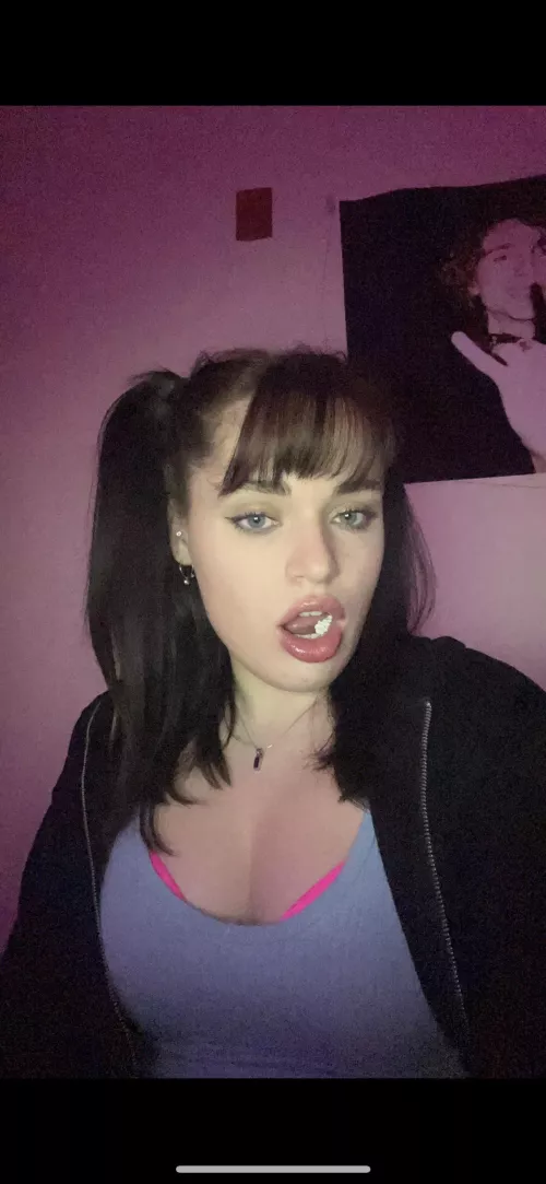 Who wants to play with me?😈💦