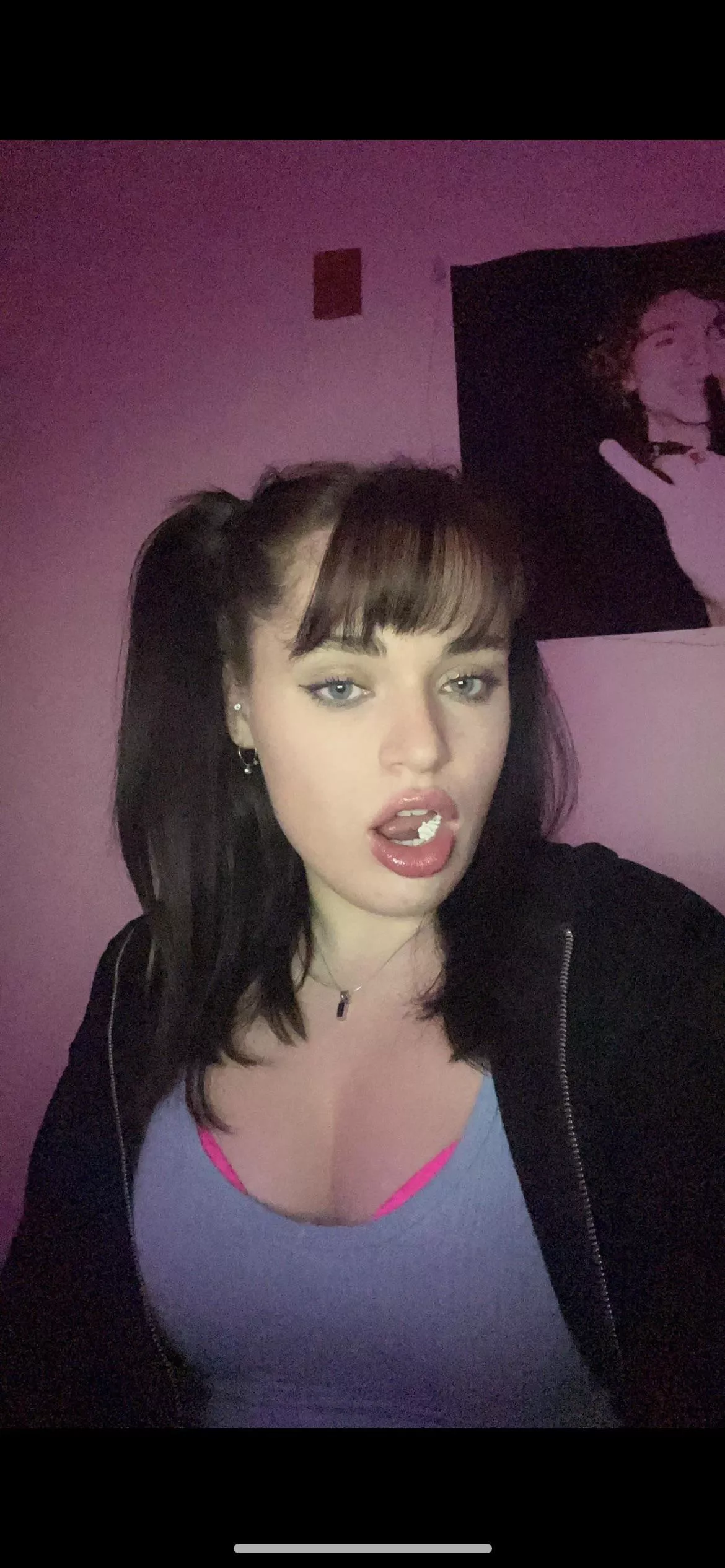 Who wants to play with me?😈💦