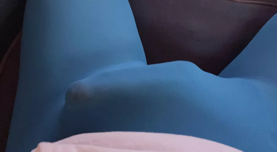 46 USA. Love wearing tights and leggings. DMs open