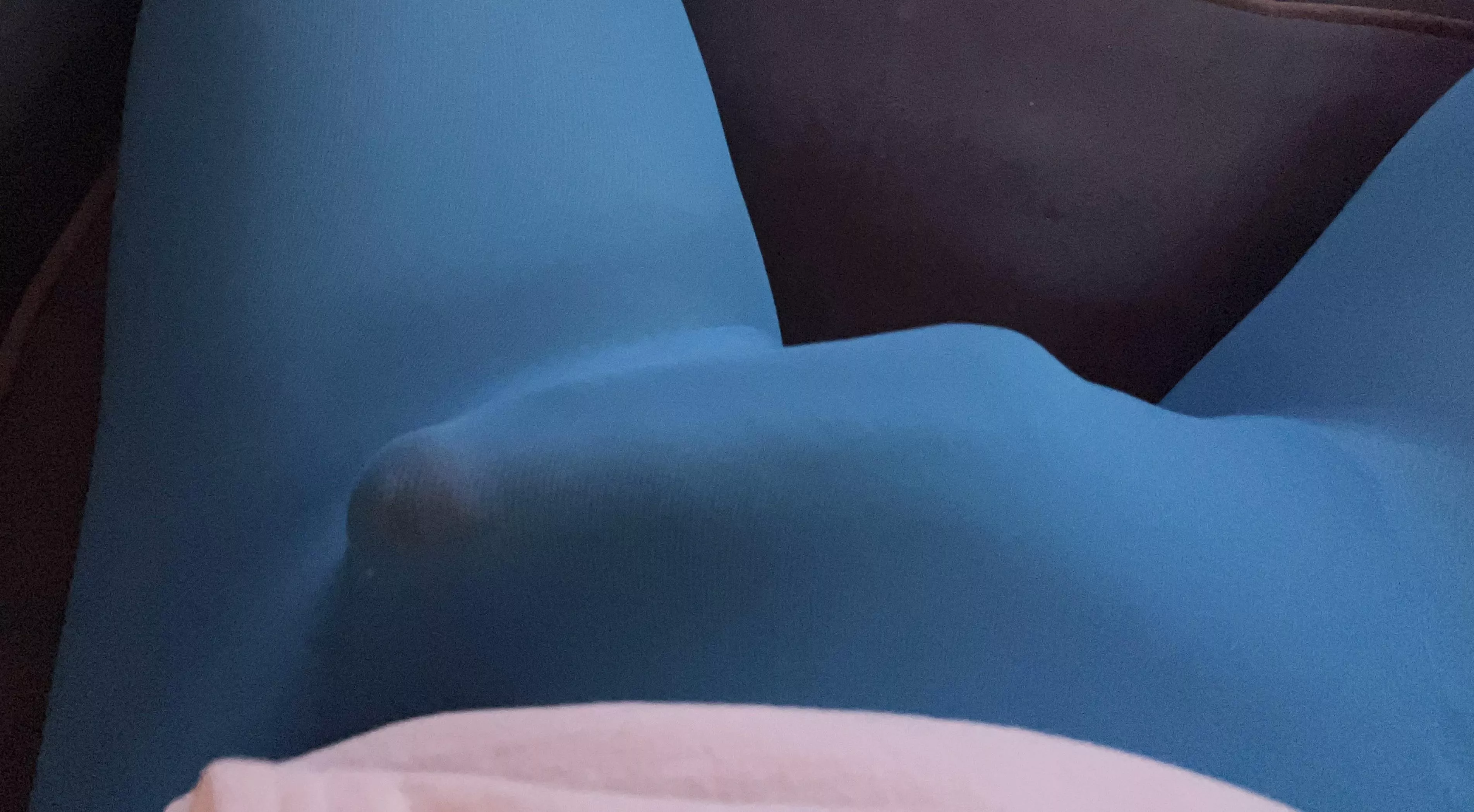 46 USA. Love wearing tights and leggings. DMs open