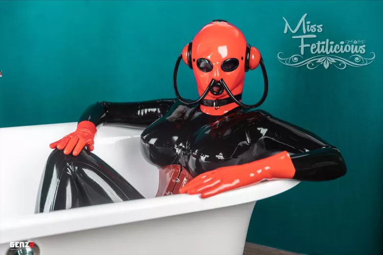 Chilling in full heavy rubber… ❤️🖤