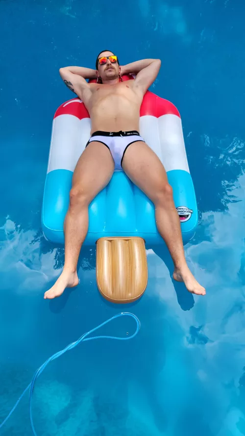 I love a good pool day!