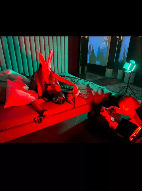 Pose.... filming video BDSM