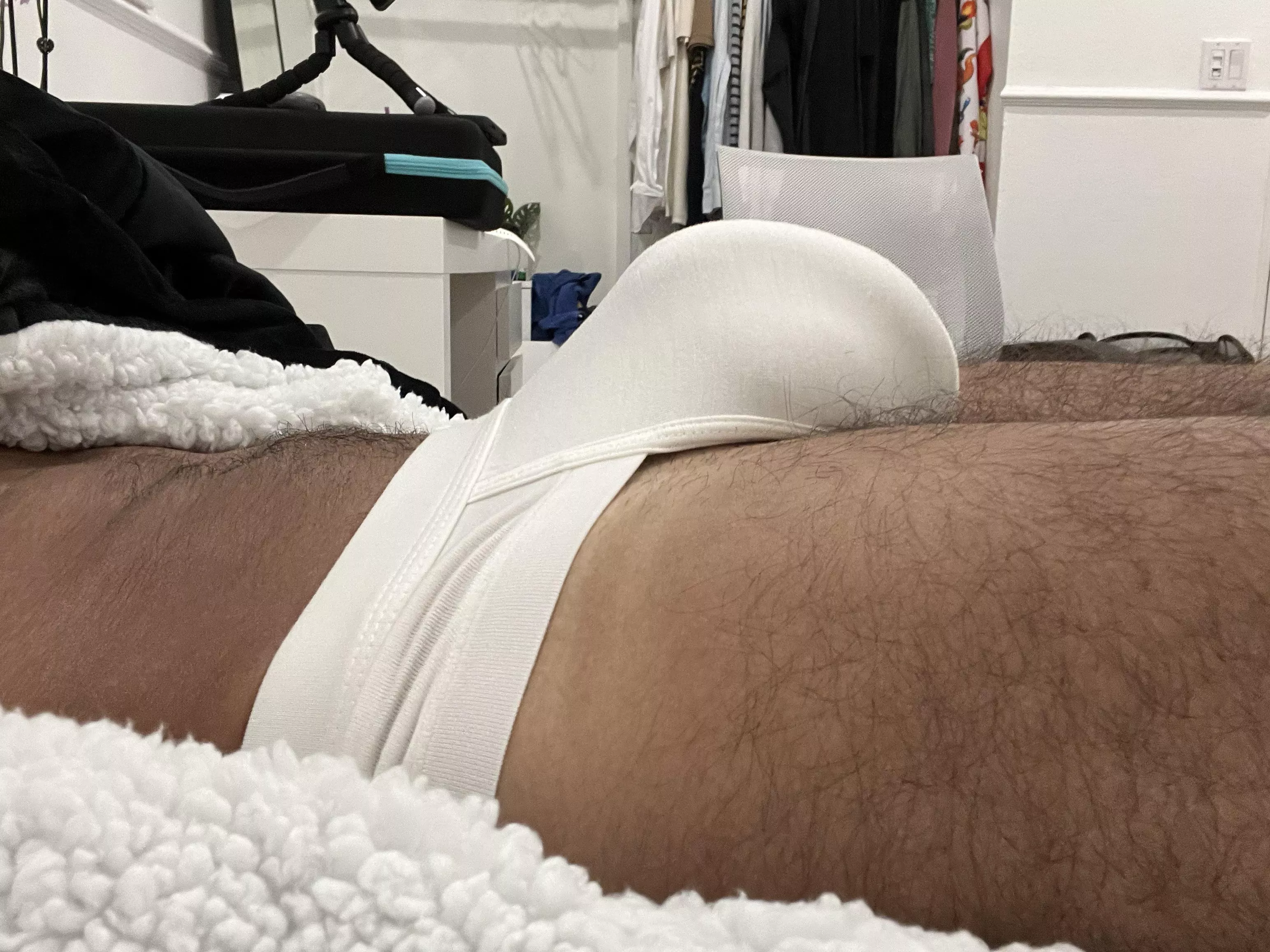 Summer means lounging around in undies (: hopefully no one looks at me from the side tho 😅