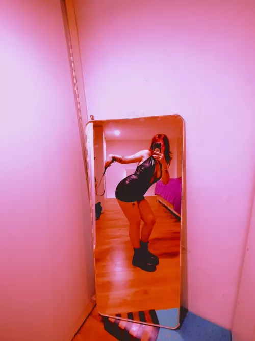 The red lights are on, come play with me.