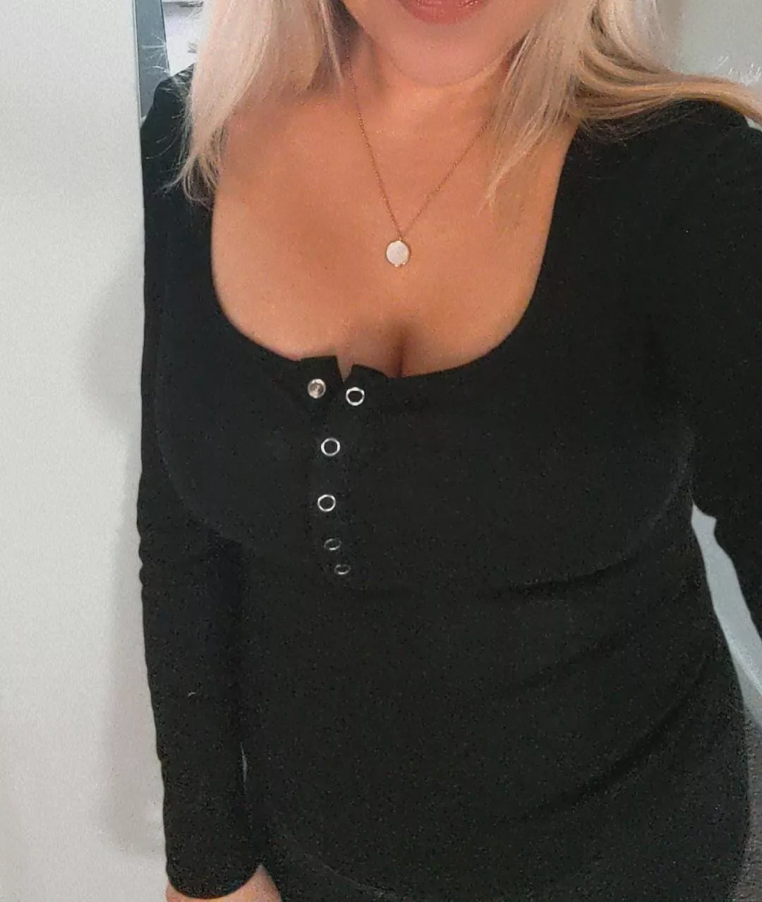 This milf needs some naughty attention on this Sunday evening