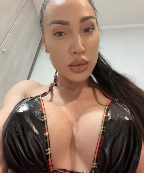 Upsss my big boobs in leather🤭
