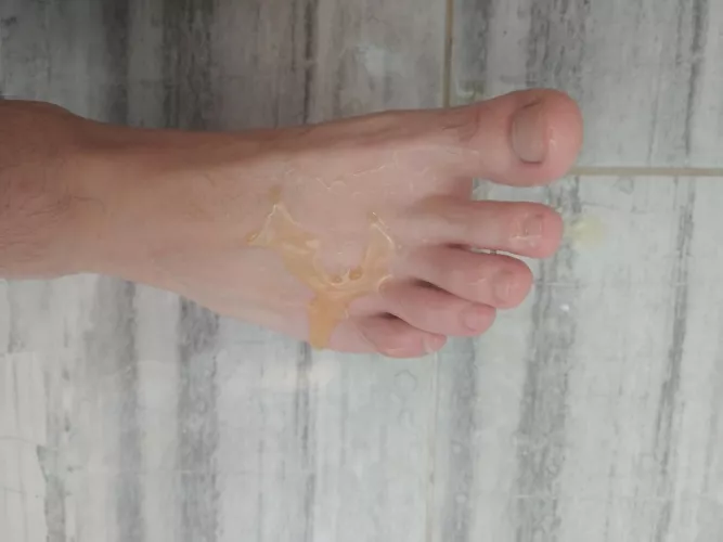 Watch me massage my feet with honey and cum on them too, 25% off 😈🔽