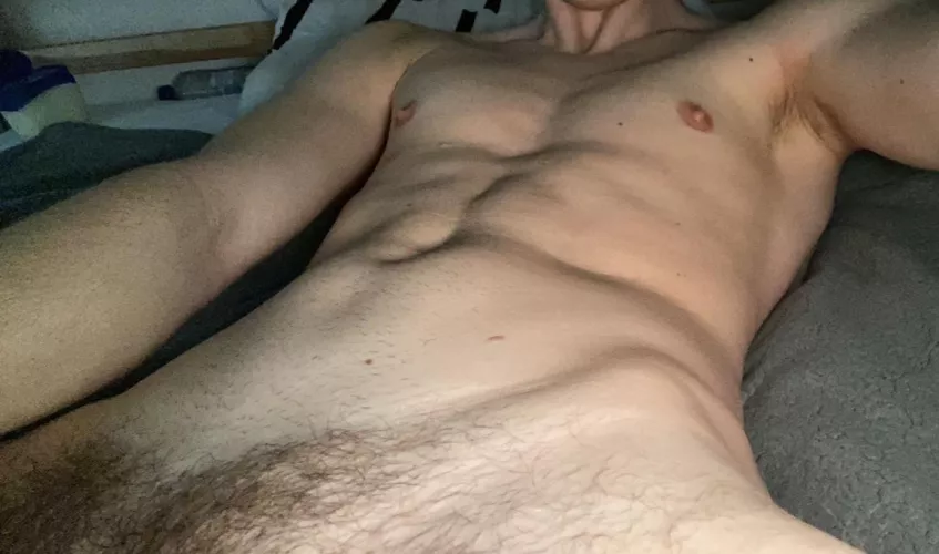 22 hot swimmer, looking for pretty boys who show face @ hungsw1mmerr