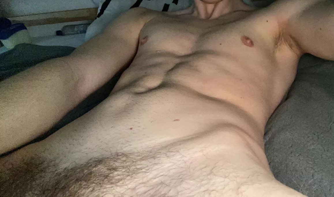 22 hot swimmer, looking for pretty boys who show face @ hungsw1mmerr