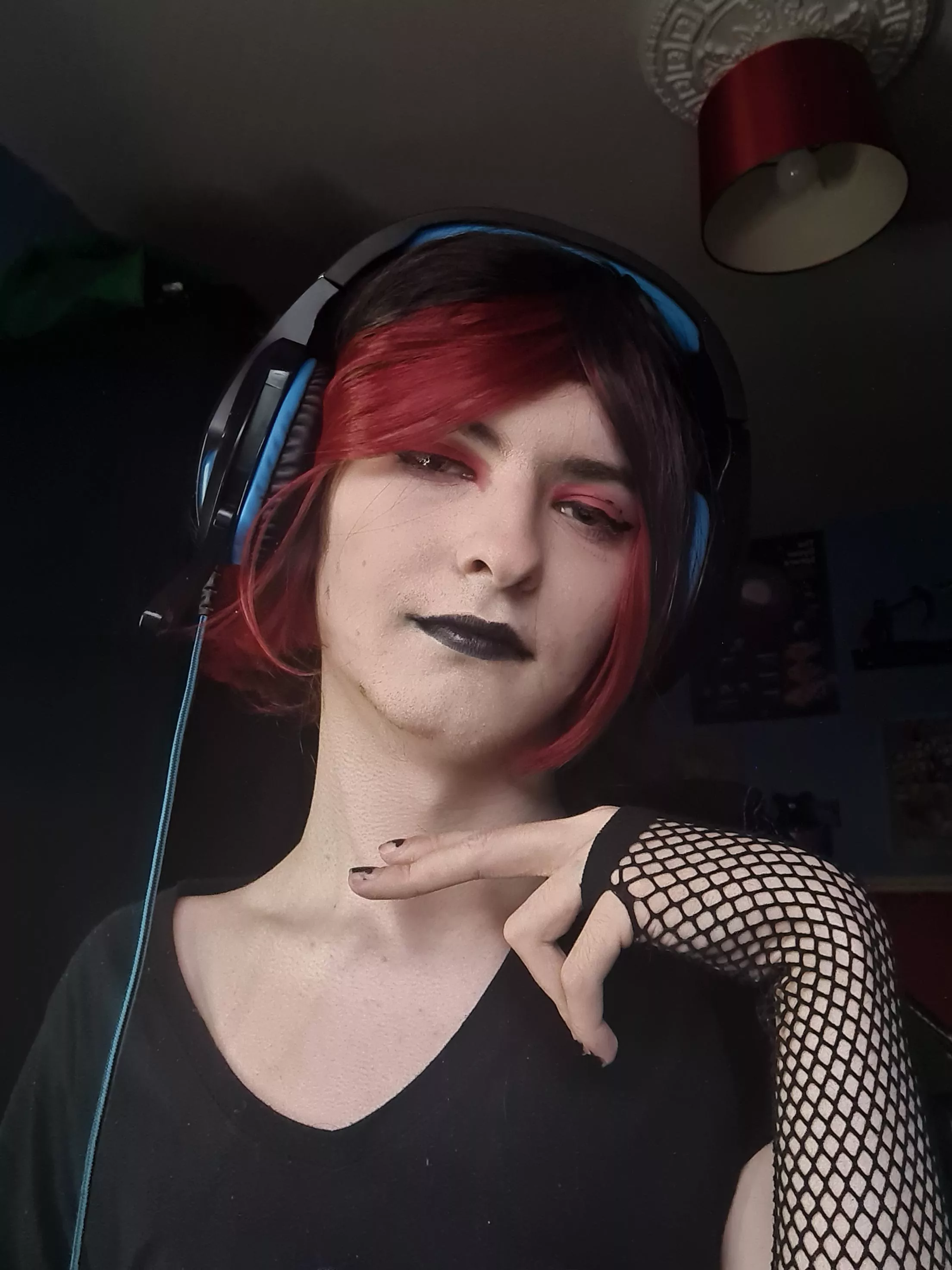 Anyone need a Lil goth gaymer?
