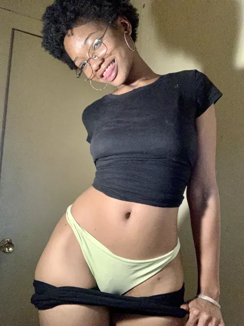 Are nerdy petite women your type